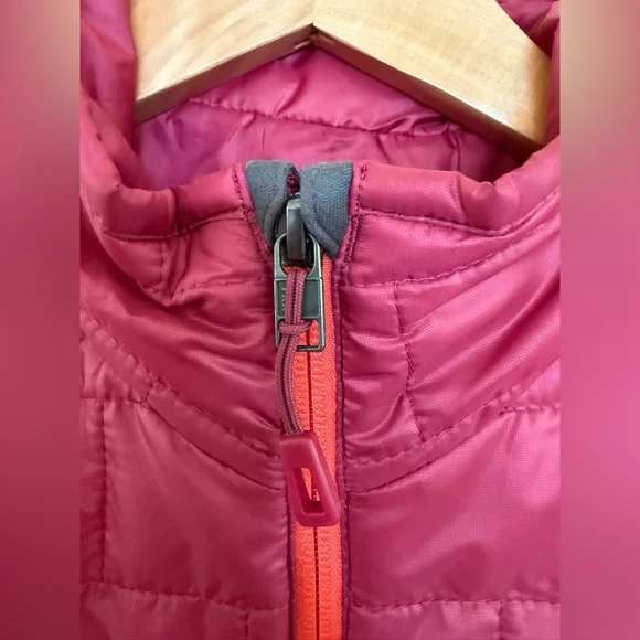 Patagonia Nano Puff size SMALL in Roamer Red with contrasting zippers. - Picture 2 of 8